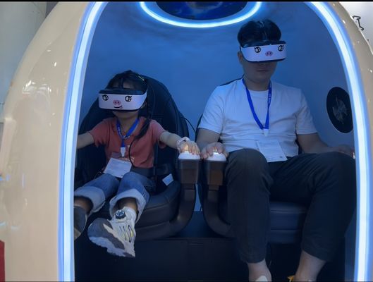 สนุกสนาน Space Capsule 2 Seat VR Cinema Simulator แคปซูลหมุน 360 องศา เคล็ดลับการควบคุมจอคู่ เกมพิเศษ 20+ เกมส์ DPVR แว่นตาและผลลัพธ์หลากหลาย ผู้ผลิต SKYFUN
