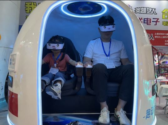 สนุกสนาน Space Capsule 2 Seat VR Cinema Simulator แคปซูลหมุน 360 องศา เคล็ดลับการควบคุมจอคู่ เกมพิเศษ 20+ เกมส์ DPVR แว่นตาและผลลัพธ์หลากหลาย ผู้ผลิต SKYFUN