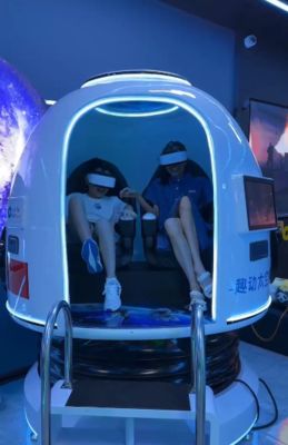 สนุกสนาน Space Capsule 2 Seat VR Cinema Simulator แคปซูลหมุน 360 องศา เคล็ดลับการควบคุมจอคู่ เกมพิเศษ 20+ เกมส์ DPVR แว่นตาและผลลัพธ์หลากหลาย ผู้ผลิต SKYFUN