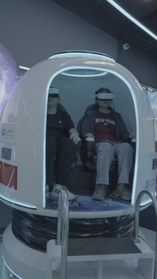 สนุกสนาน Space Capsule 2 Seat VR Cinema Simulator แคปซูลหมุน 360 องศา เคล็ดลับการควบคุมจอคู่ เกมพิเศษ 20+ เกมส์ DPVR แว่นตาและผลลัพธ์หลากหลาย ผู้ผลิต SKYFUN